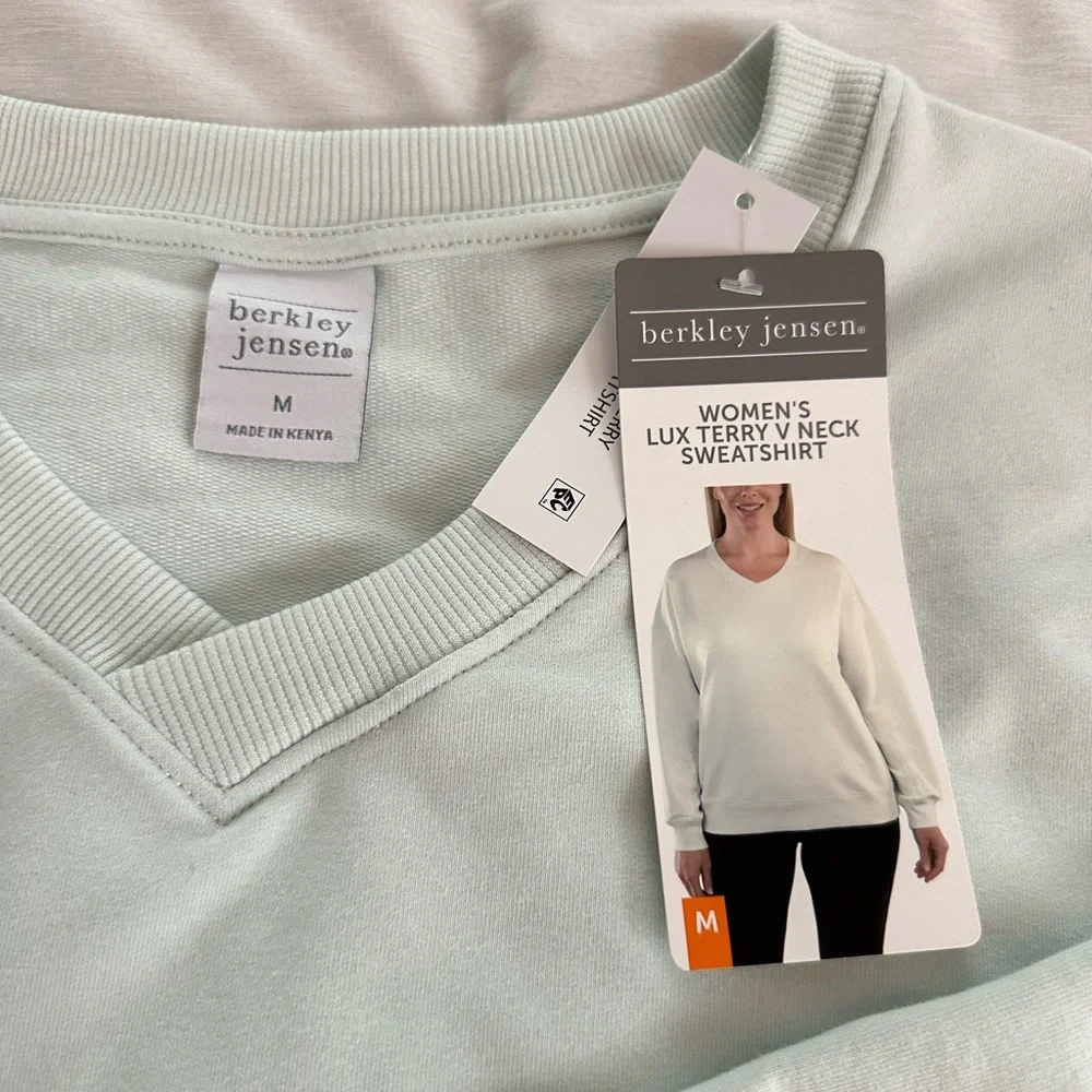 NWT pastel green lightweight sweatshirt, women’s Medium Berkeley Jensen